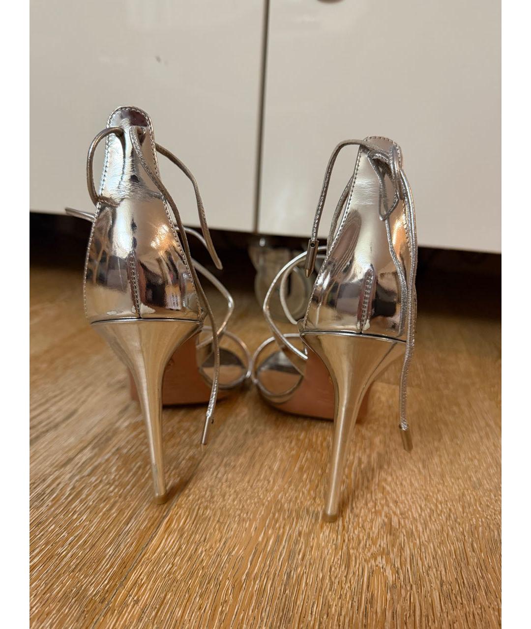 AQUAZZURA Серебряные босоножки из лакированной кожи, фото 4