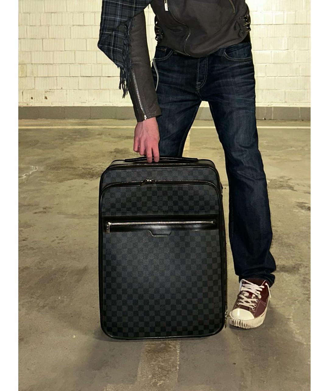 LOUIS VUITTON Антрацитовый чемодан, фото 8