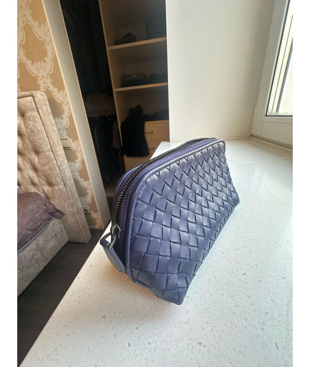 BOTTEGA VENETA Темно-синяя кожаная косметичка, фото 3