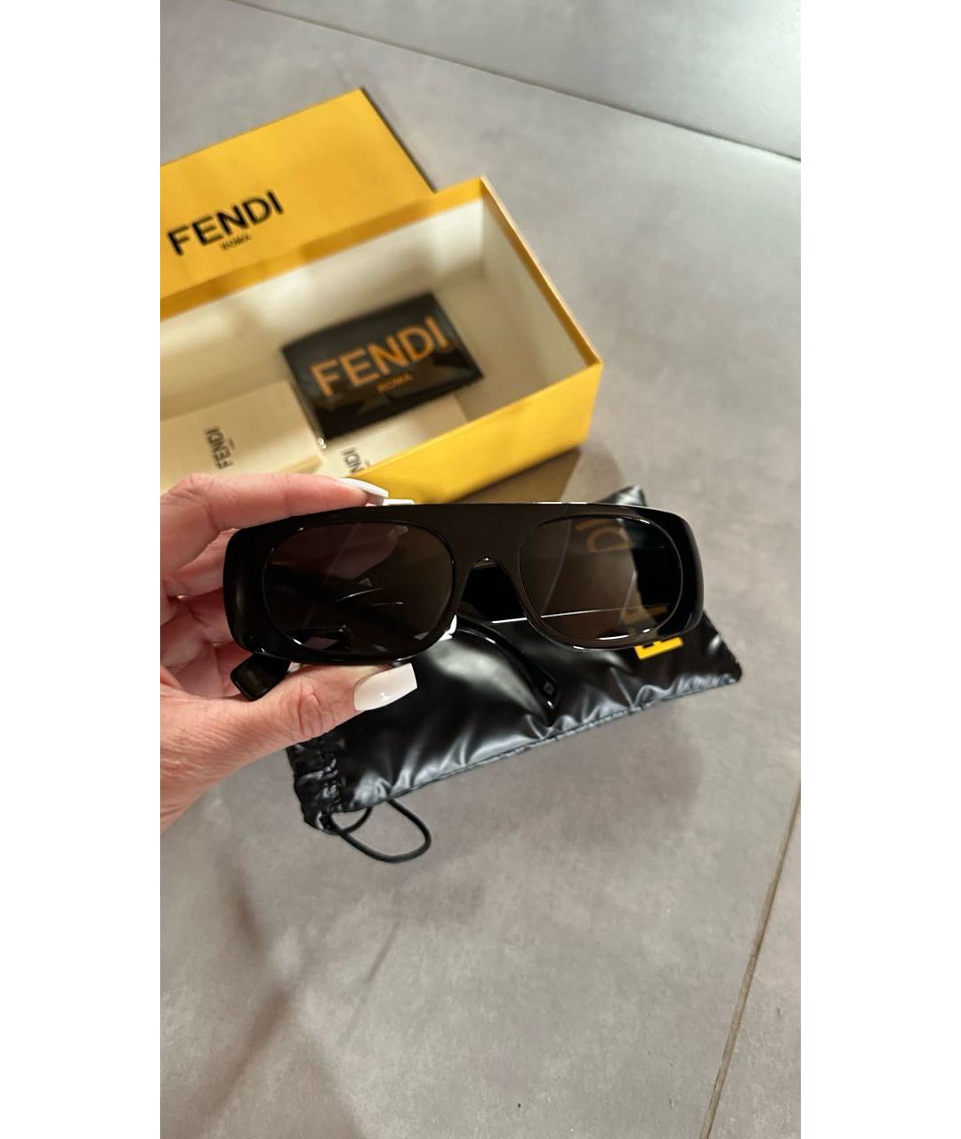 FENDI Черные пластиковые солнцезащитные очки, фото 2