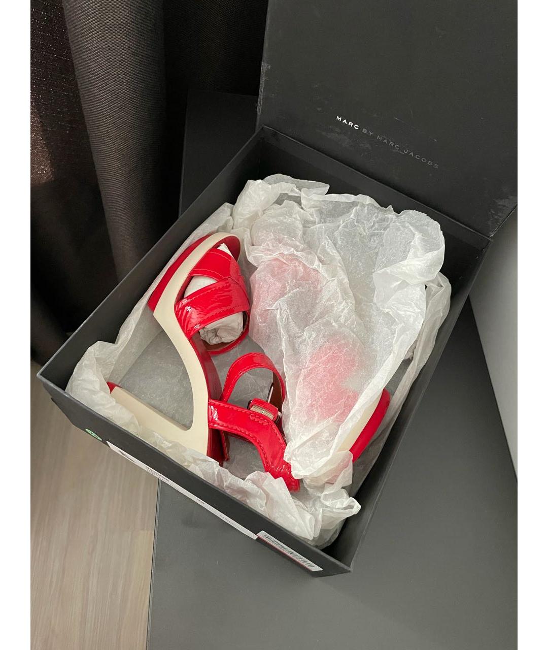 MARC BY MARC JACOBS Красные босоножки из лакированной кожи, фото 5