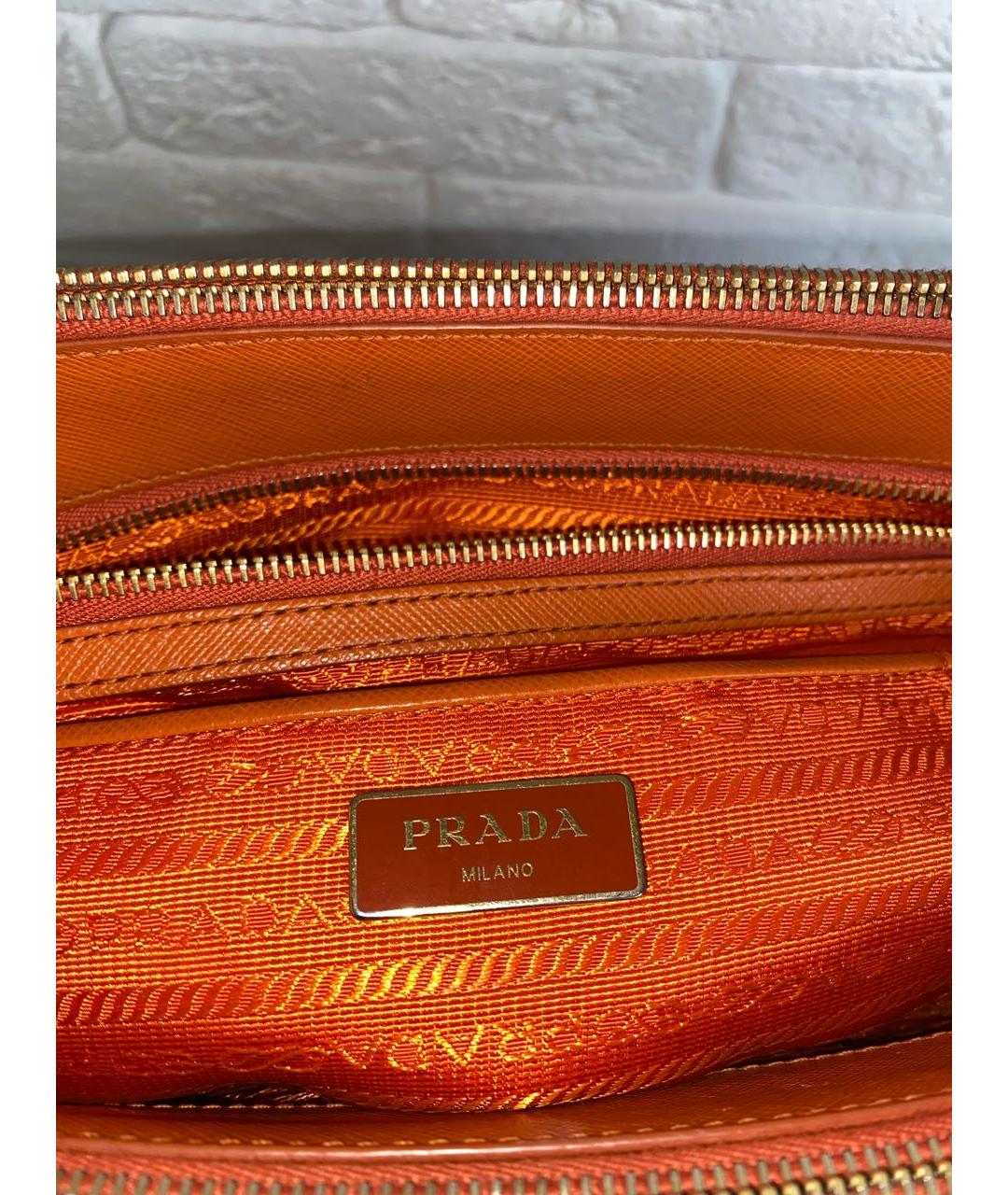 PRADA Оранжевая кожаная сумка с короткими ручками, фото 6