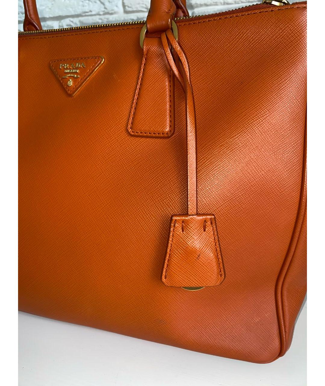 PRADA Оранжевая кожаная сумка с короткими ручками, фото 3