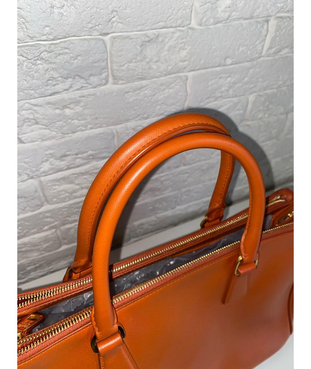 PRADA Оранжевая кожаная сумка с короткими ручками, фото 7