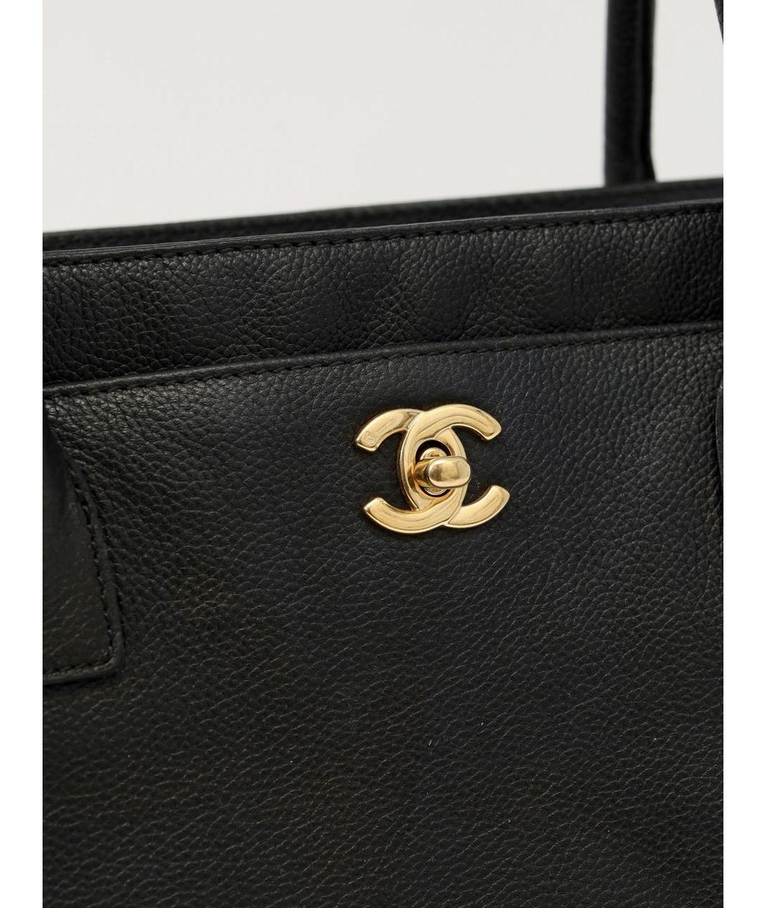 CHANEL Черная кожаная сумка с короткими ручками, фото 5