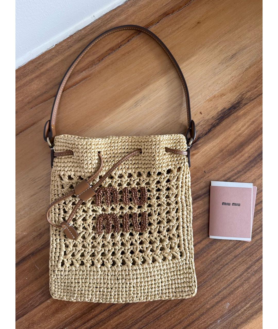 MIU MIU Бежевая пелетеная сумка с короткими ручками, фото 9
