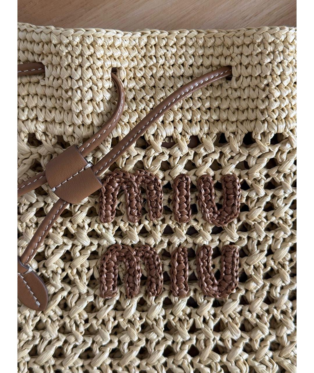 MIU MIU Бежевая пелетеная сумка с короткими ручками, фото 2