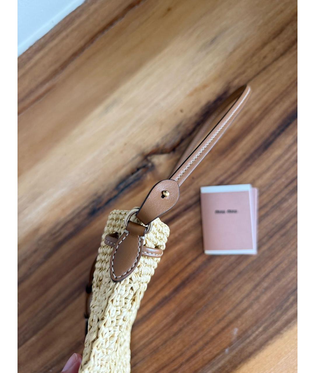 MIU MIU Бежевая пелетеная сумка с короткими ручками, фото 4