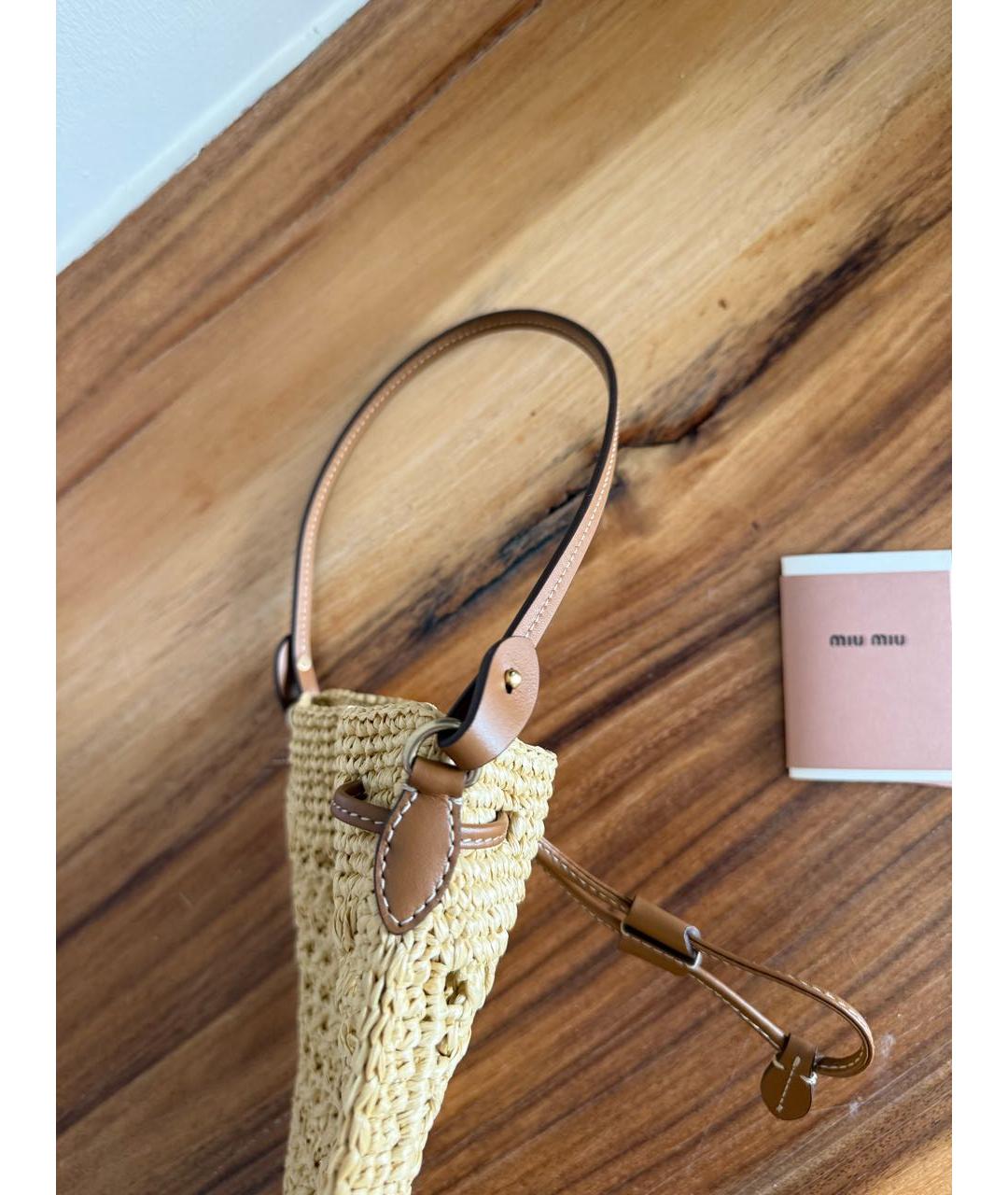 MIU MIU Бежевая пелетеная сумка с короткими ручками, фото 5