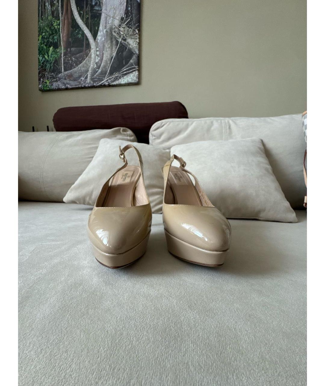 VALENTINO Бежевые туфли из лакированной кожи, фото 2