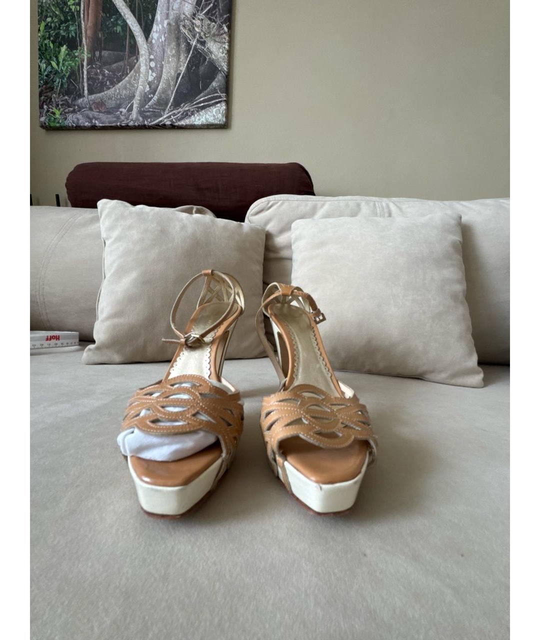 GIORGIO ARMANI Бежевые босоножки из лакированной кожи, фото 2