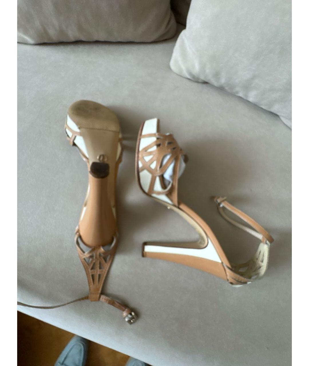 GIORGIO ARMANI Бежевые босоножки из лакированной кожи, фото 5