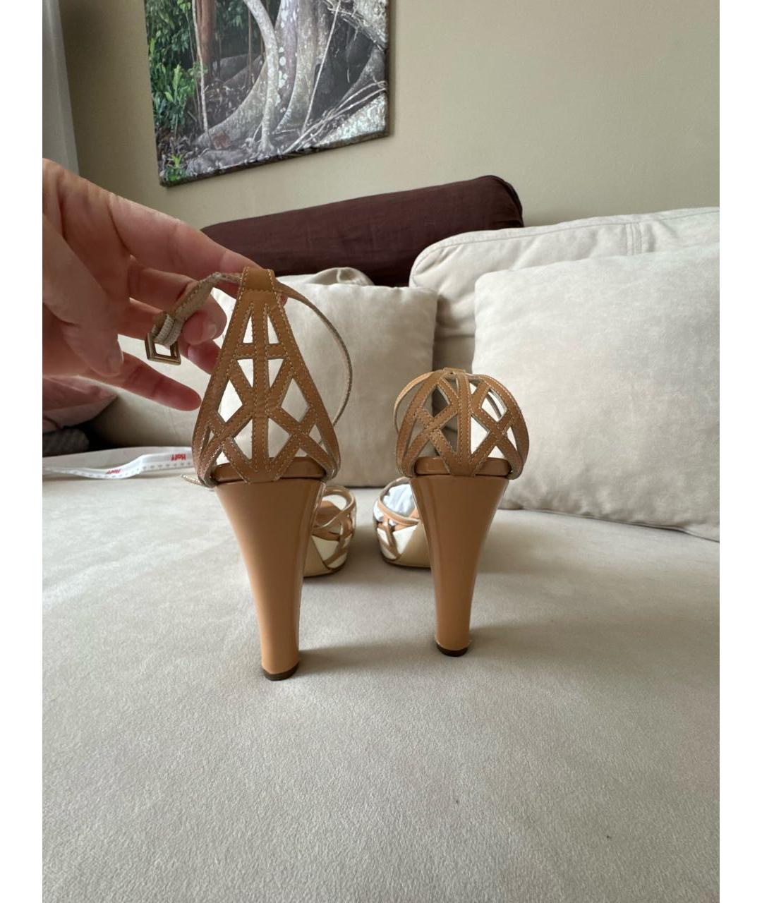GIORGIO ARMANI Бежевые босоножки из лакированной кожи, фото 4