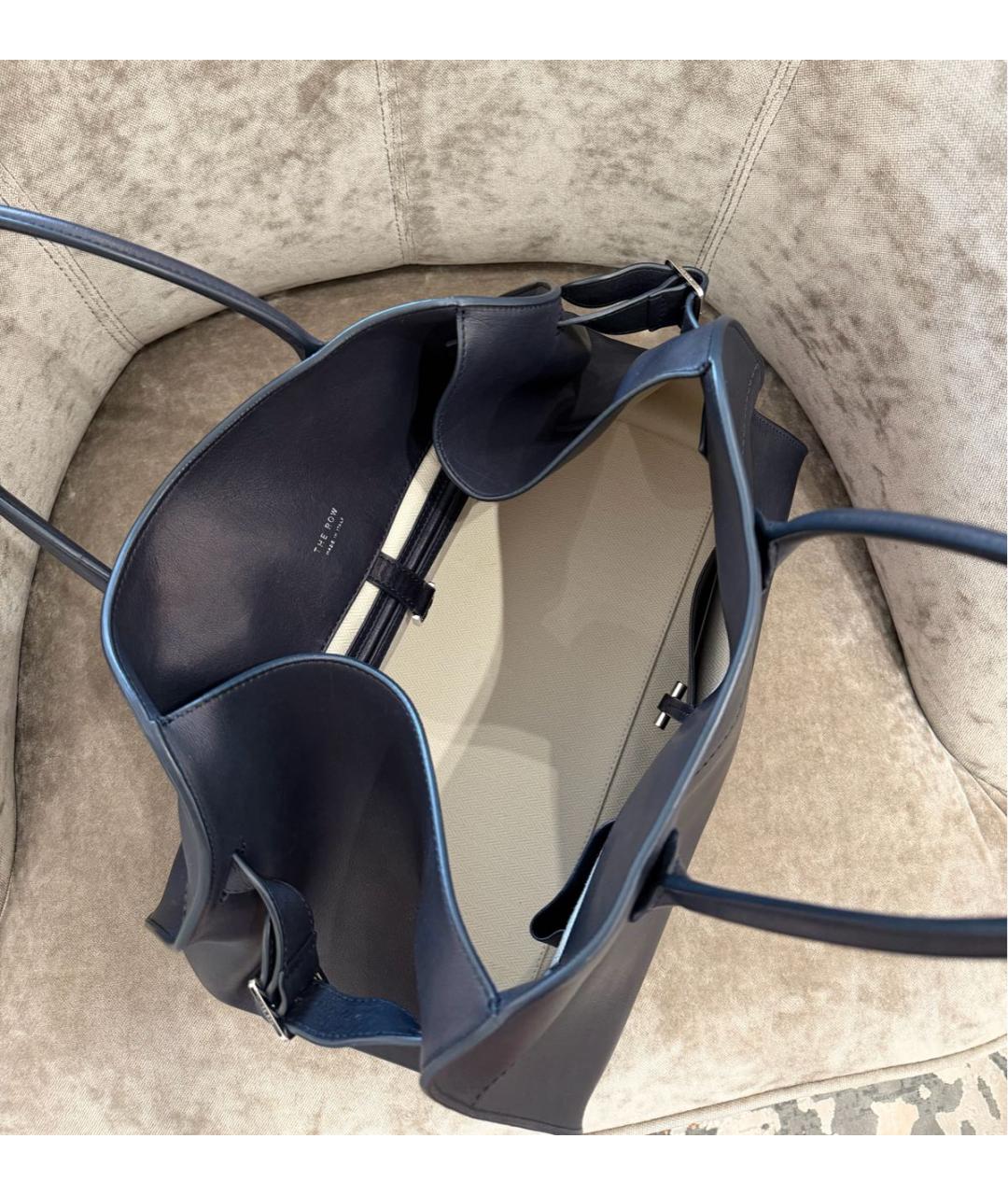 THE ROW Темно-синяя кожаная сумка тоут, фото 4