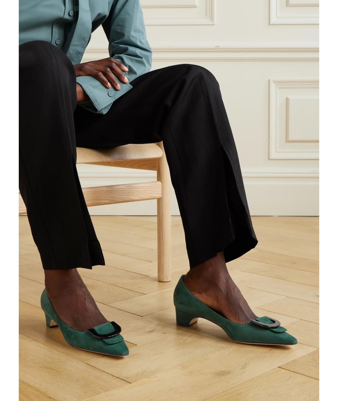 MANOLO BLAHNIK Зеленые замшевые лодочки на низком каблуке, фото 2