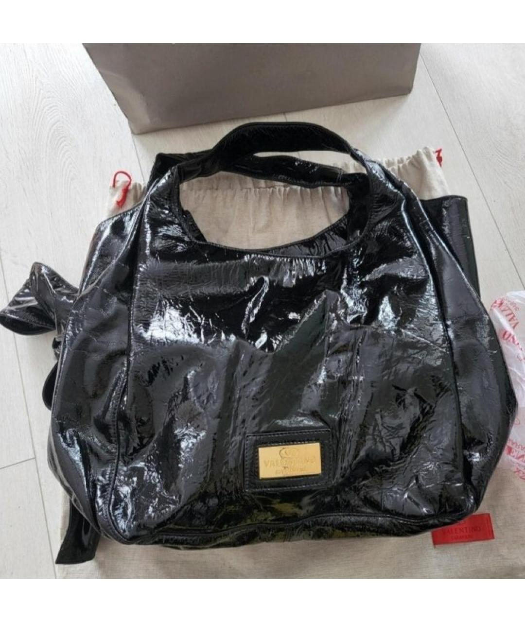 VALENTINO Черная сумка с короткими ручками из лакированной кожи, фото 3