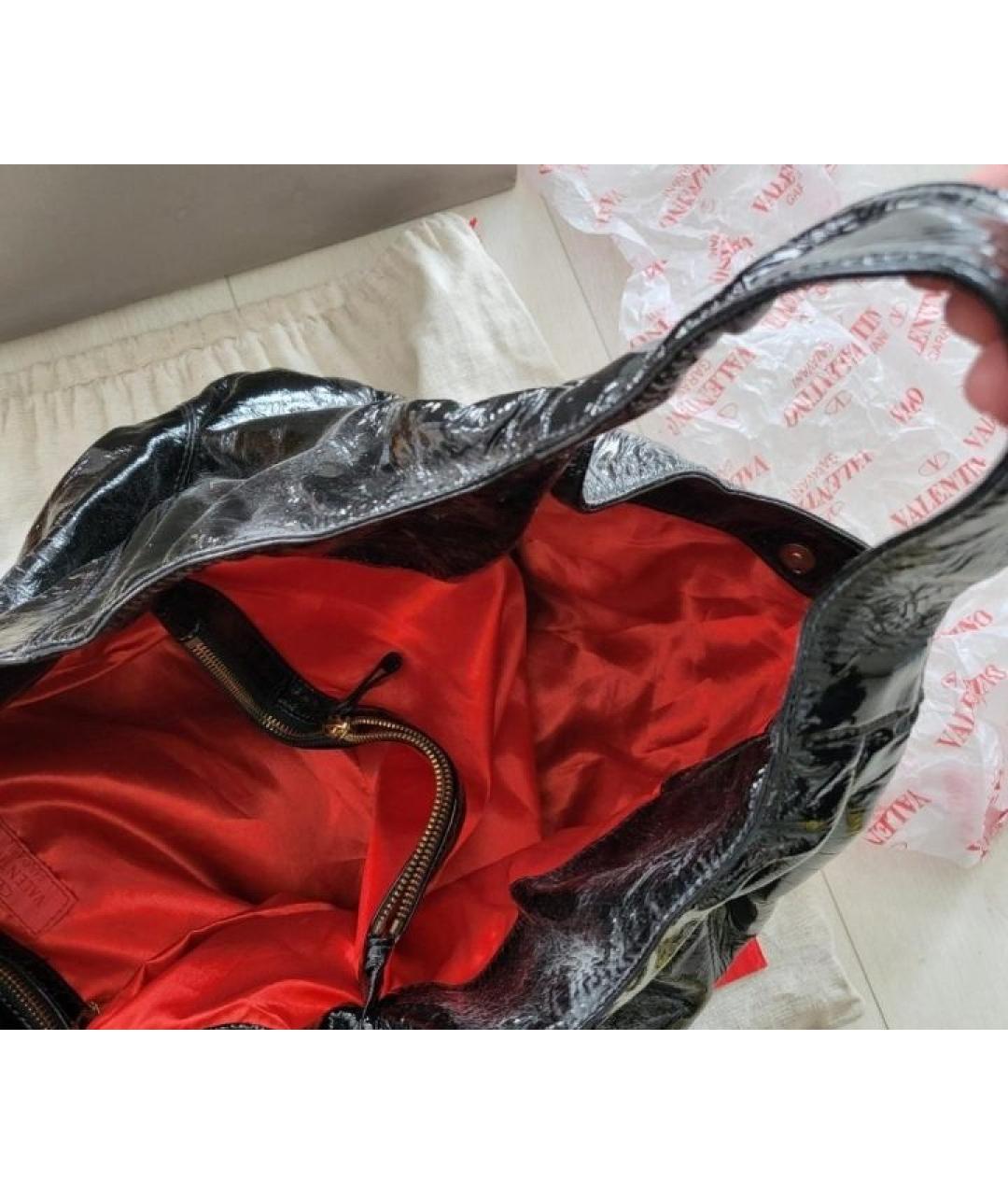 VALENTINO Черная сумка с короткими ручками из лакированной кожи, фото 6