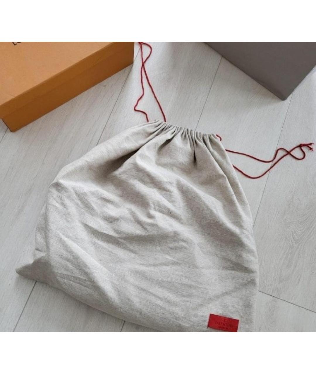 VALENTINO Черная сумка с короткими ручками из лакированной кожи, фото 7