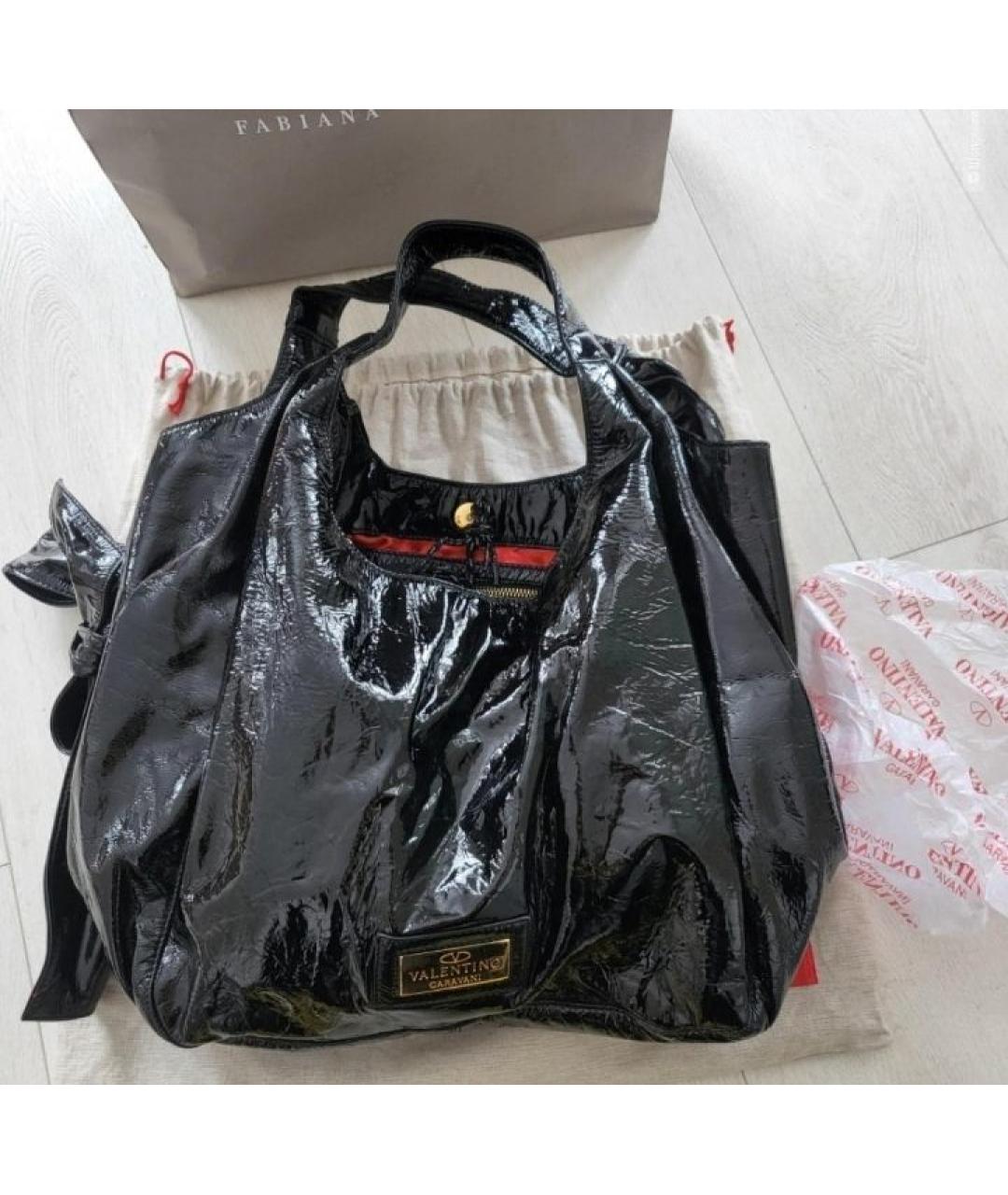 VALENTINO Черная сумка с короткими ручками из лакированной кожи, фото 4