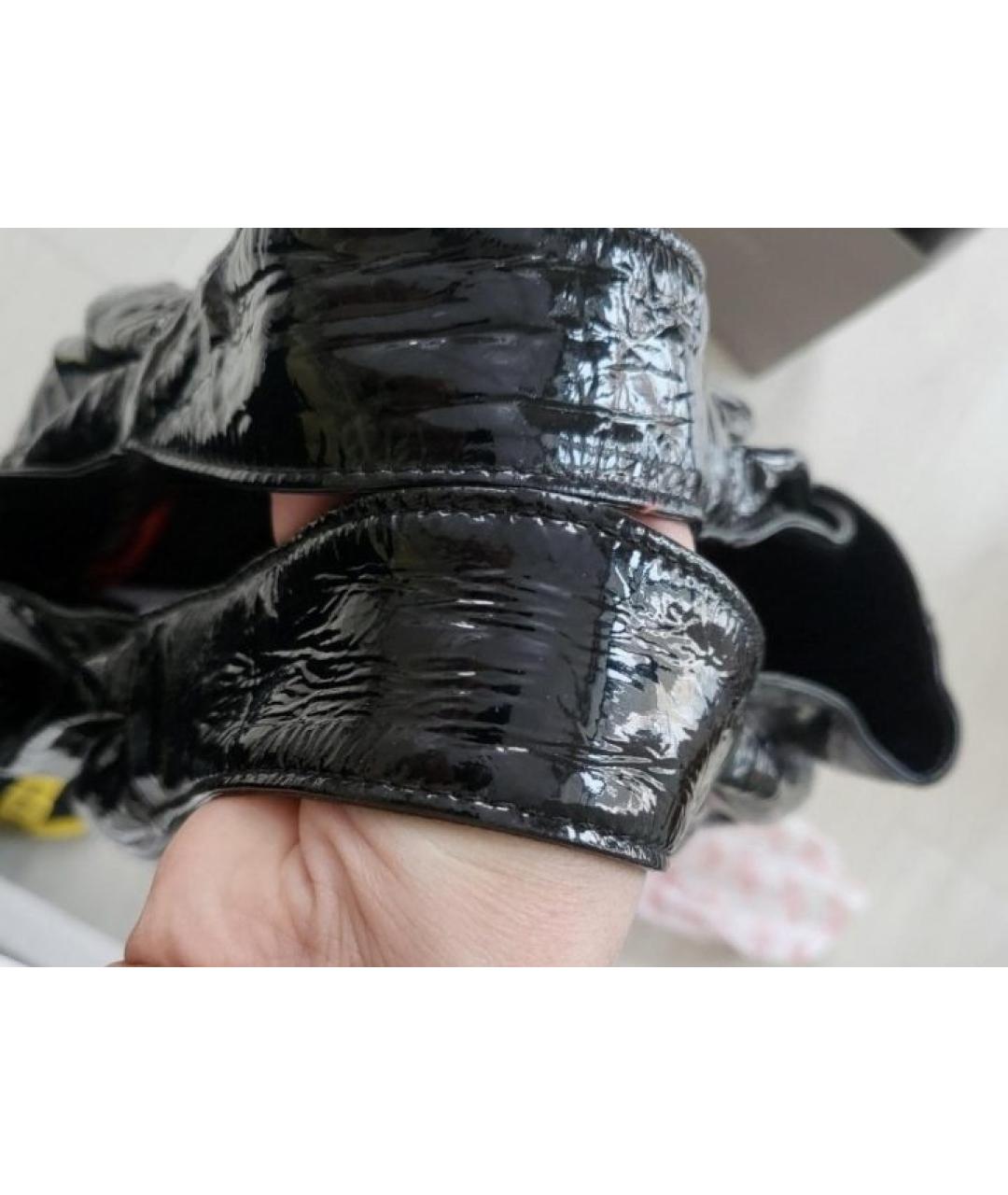 VALENTINO Черная сумка с короткими ручками из лакированной кожи, фото 5