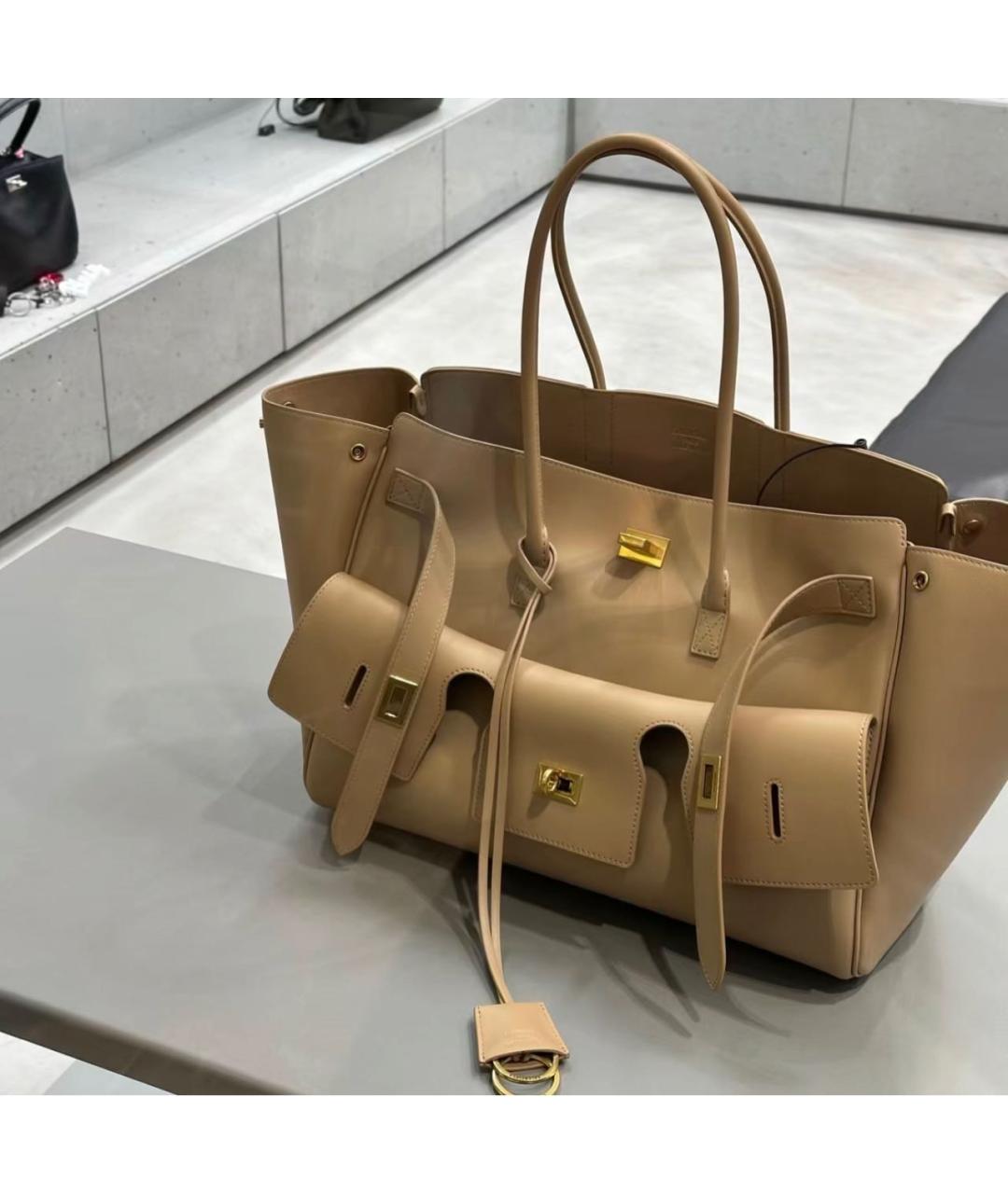 BALENCIAGA Бежевая кожаная сумка с короткими ручками, фото 5