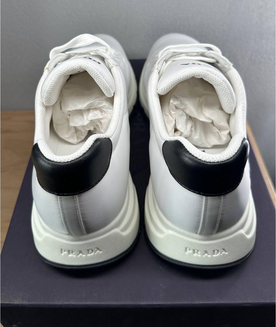 PRADA Белые кожаные низкие кроссовки / кеды, фото 3