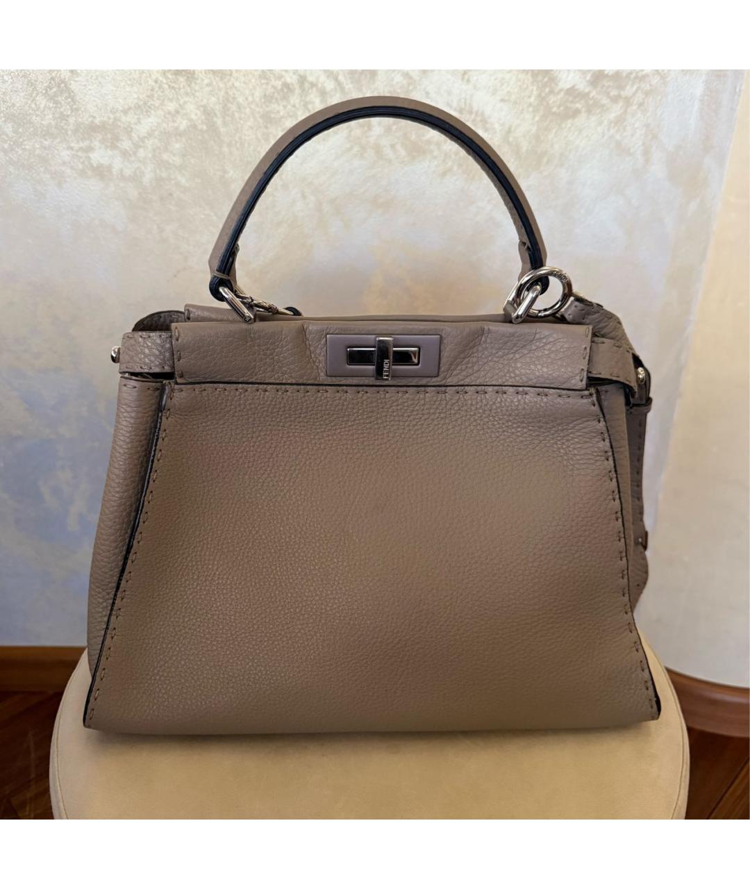 FENDI Серая кожаная сумка с короткими ручками, фото 3