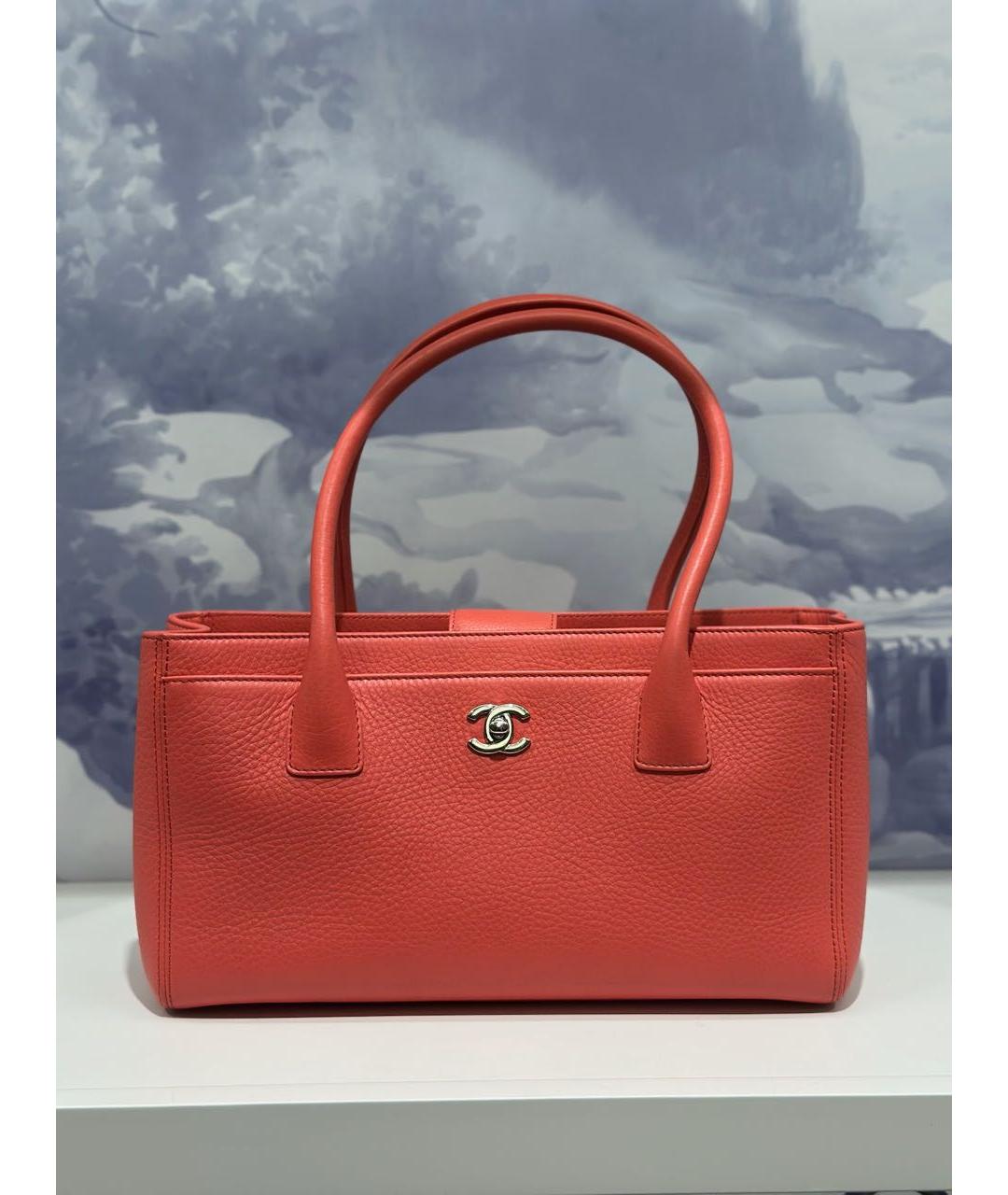 CHANEL Коралловая кожаная сумка с короткими ручками, фото 8