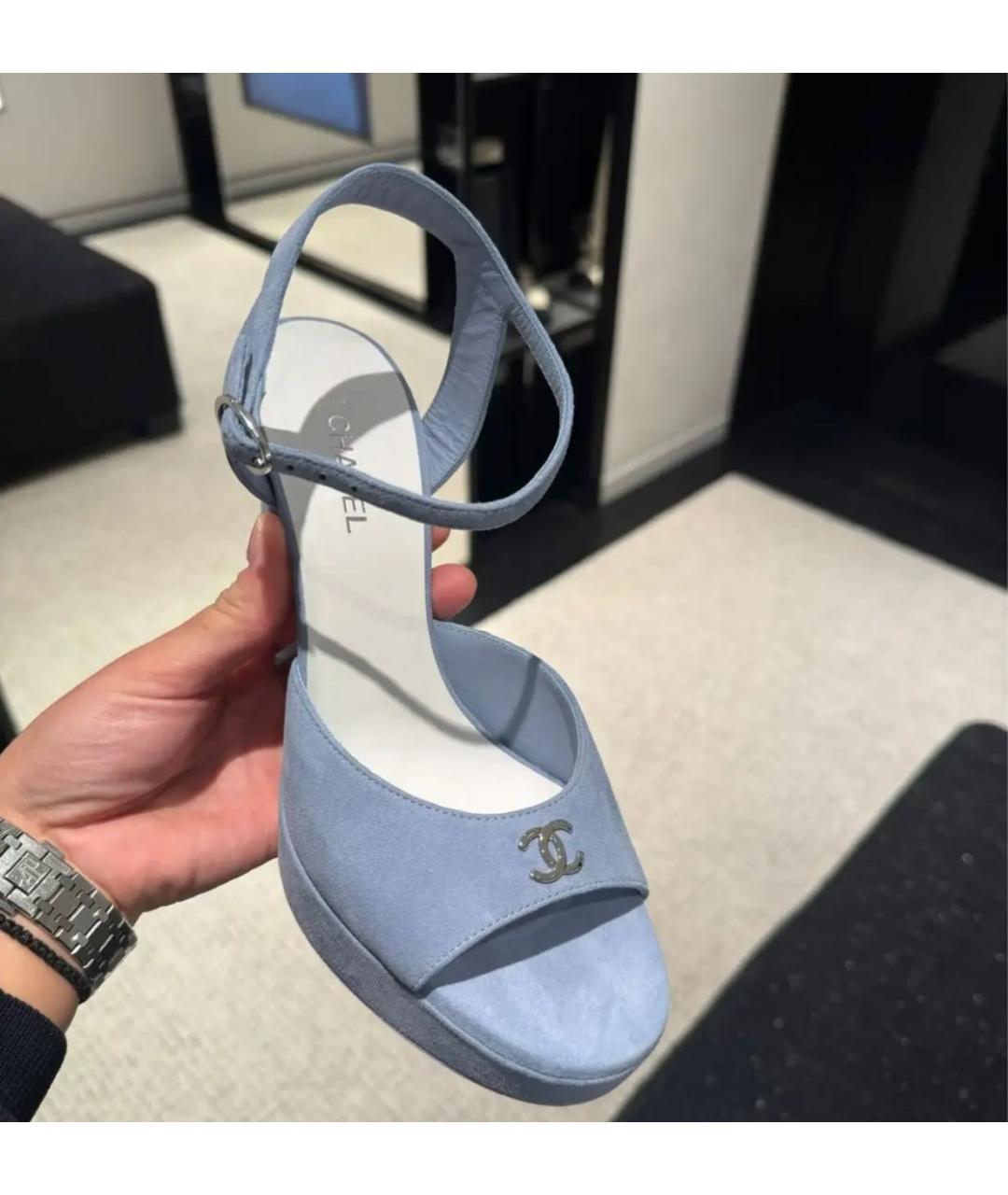 CHANEL Голубые замшевые босоножки, фото 2