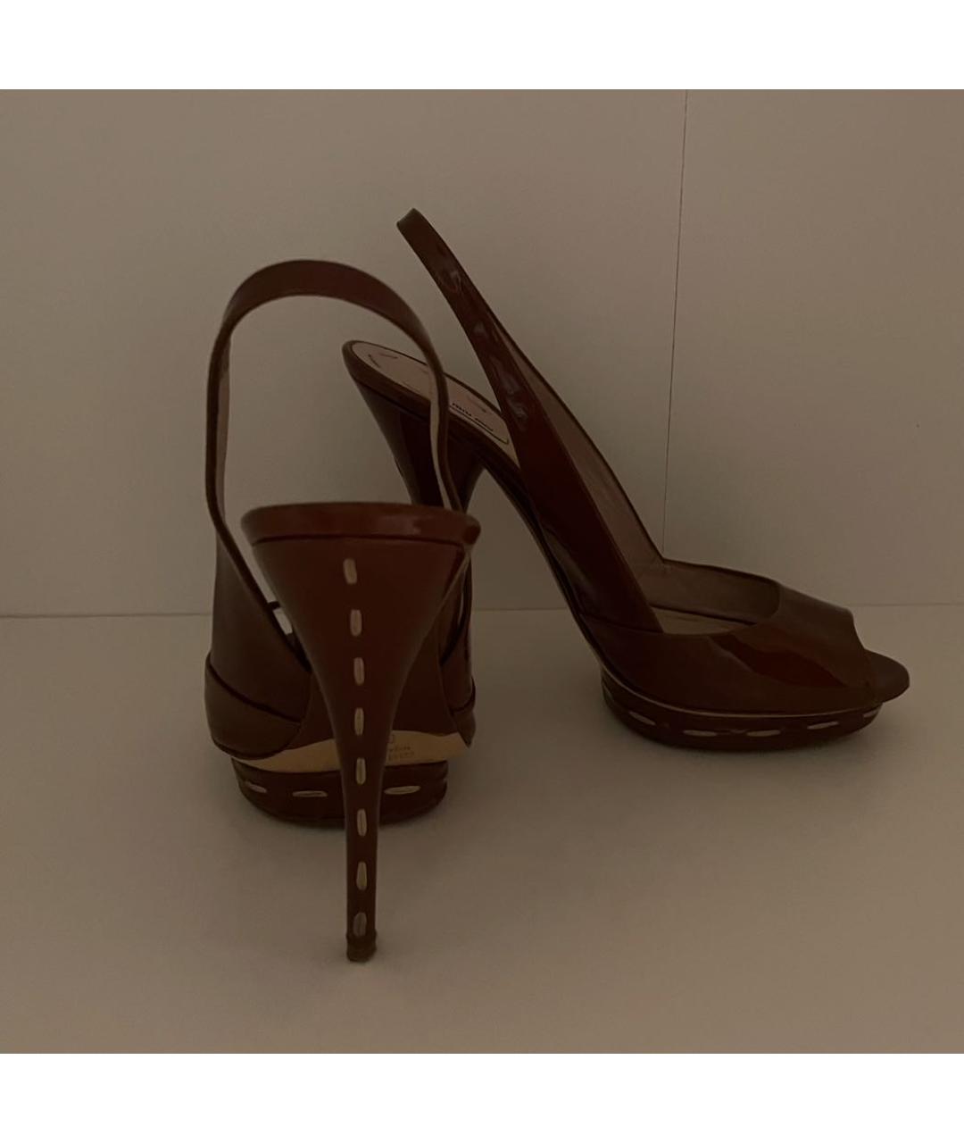 MIU MIU Коричневые босоножки из лакированной кожи, фото 3