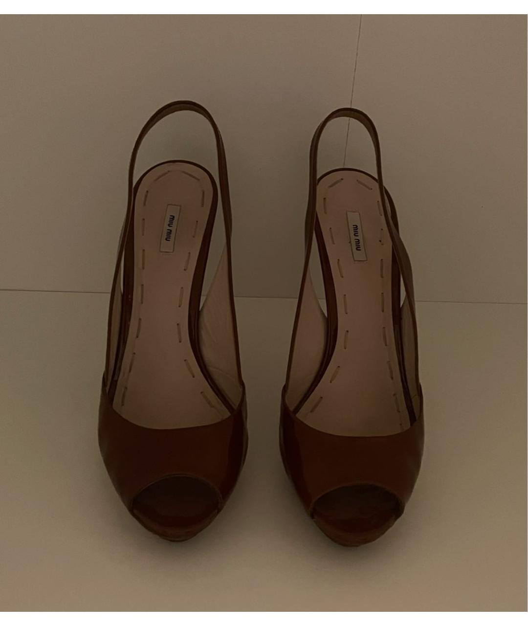 MIU MIU Коричневые босоножки из лакированной кожи, фото 2