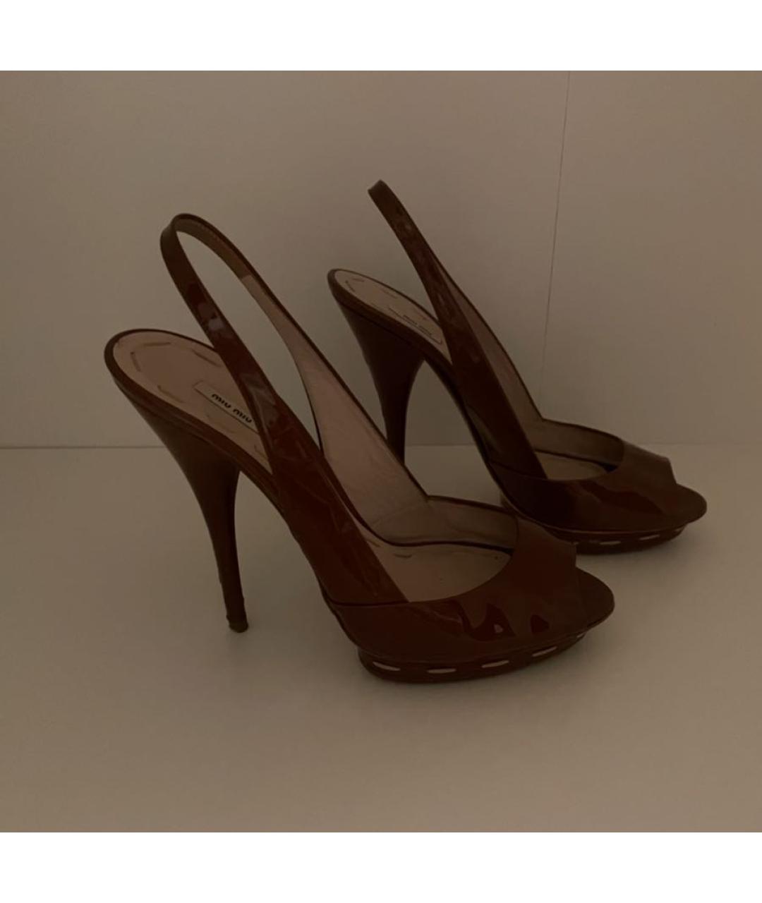 MIU MIU Коричневые босоножки из лакированной кожи, фото 5