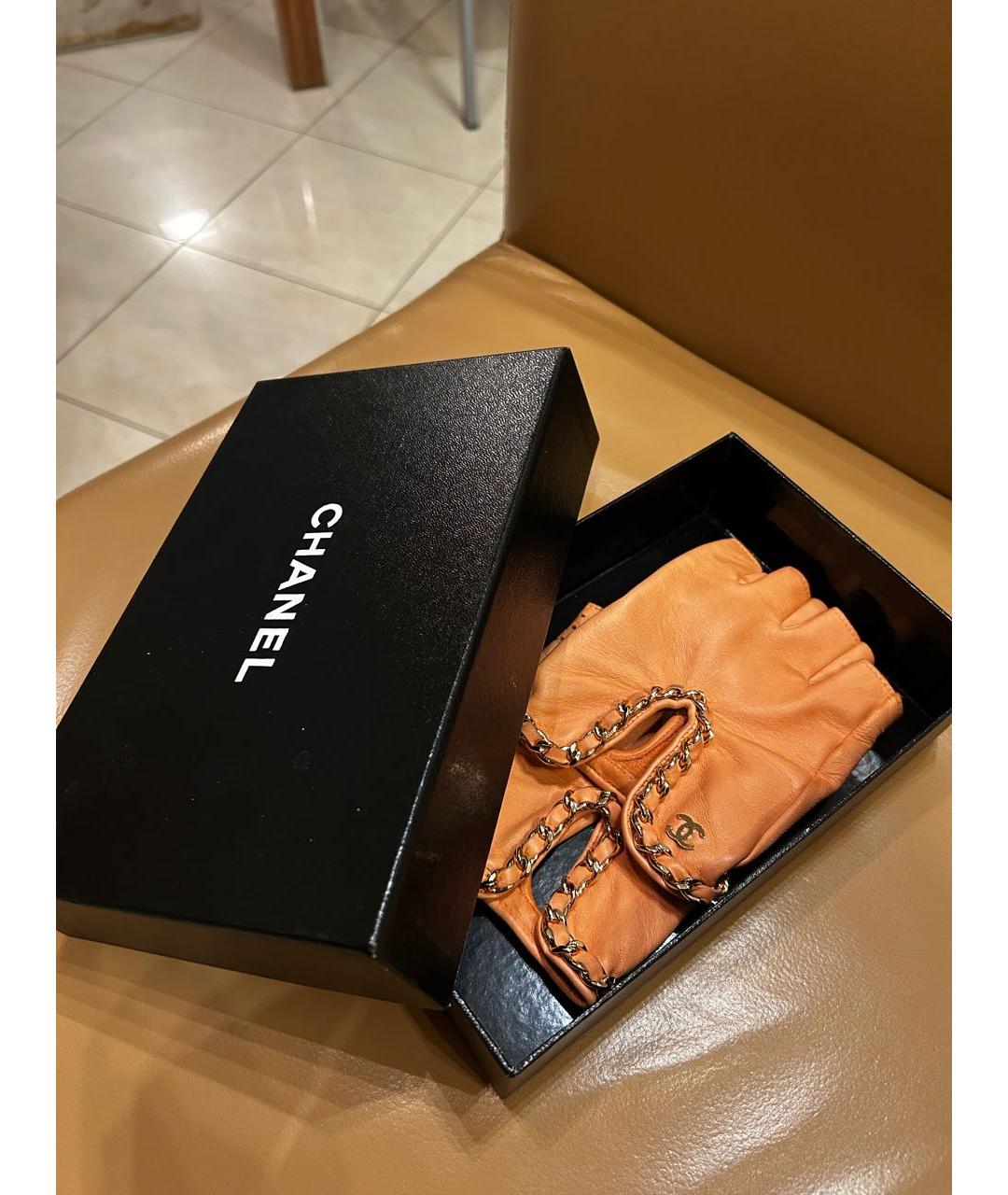 CHANEL Оранжевое кожаные митенки, фото 4