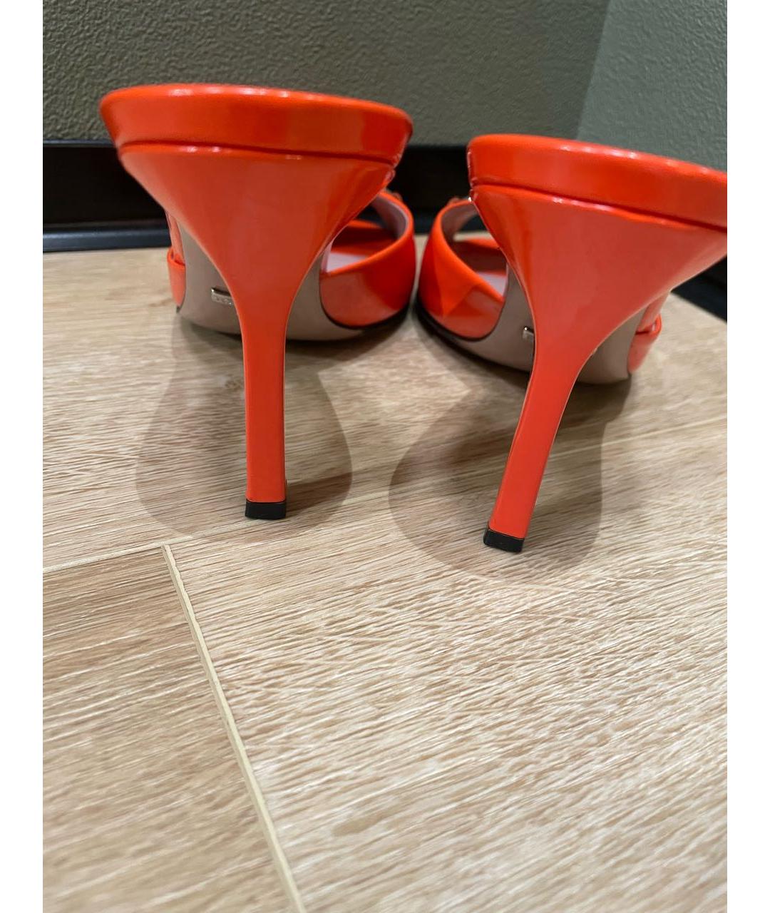 GUCCI Оранжевое мюли из лакированной кожи, фото 5