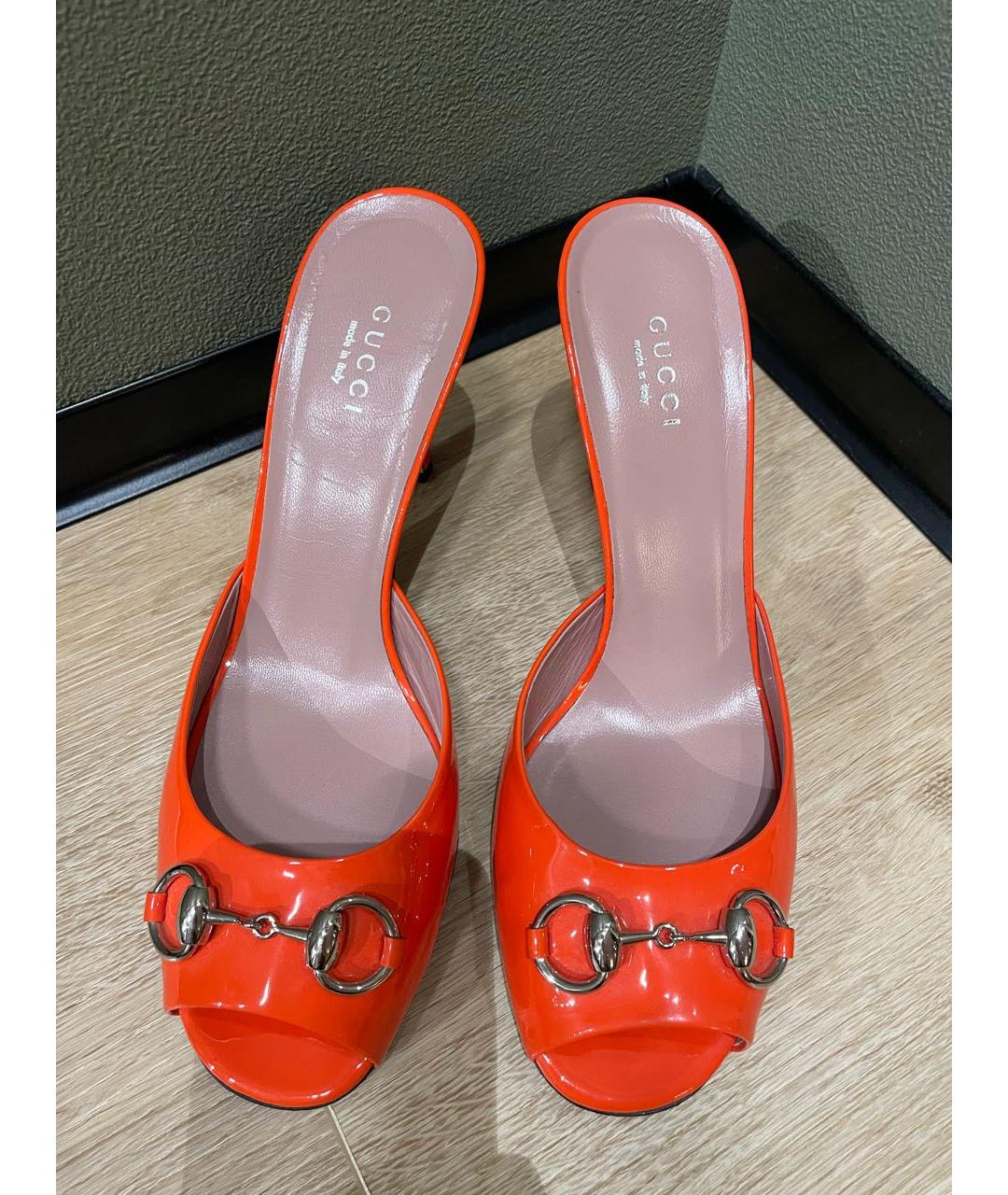 GUCCI Оранжевое мюли из лакированной кожи, фото 3