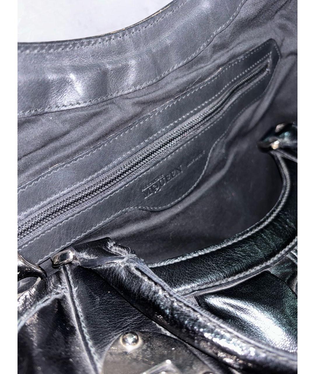 ALEXANDER MCQUEEN Черная сумка тоут из лакированной кожи, фото 4