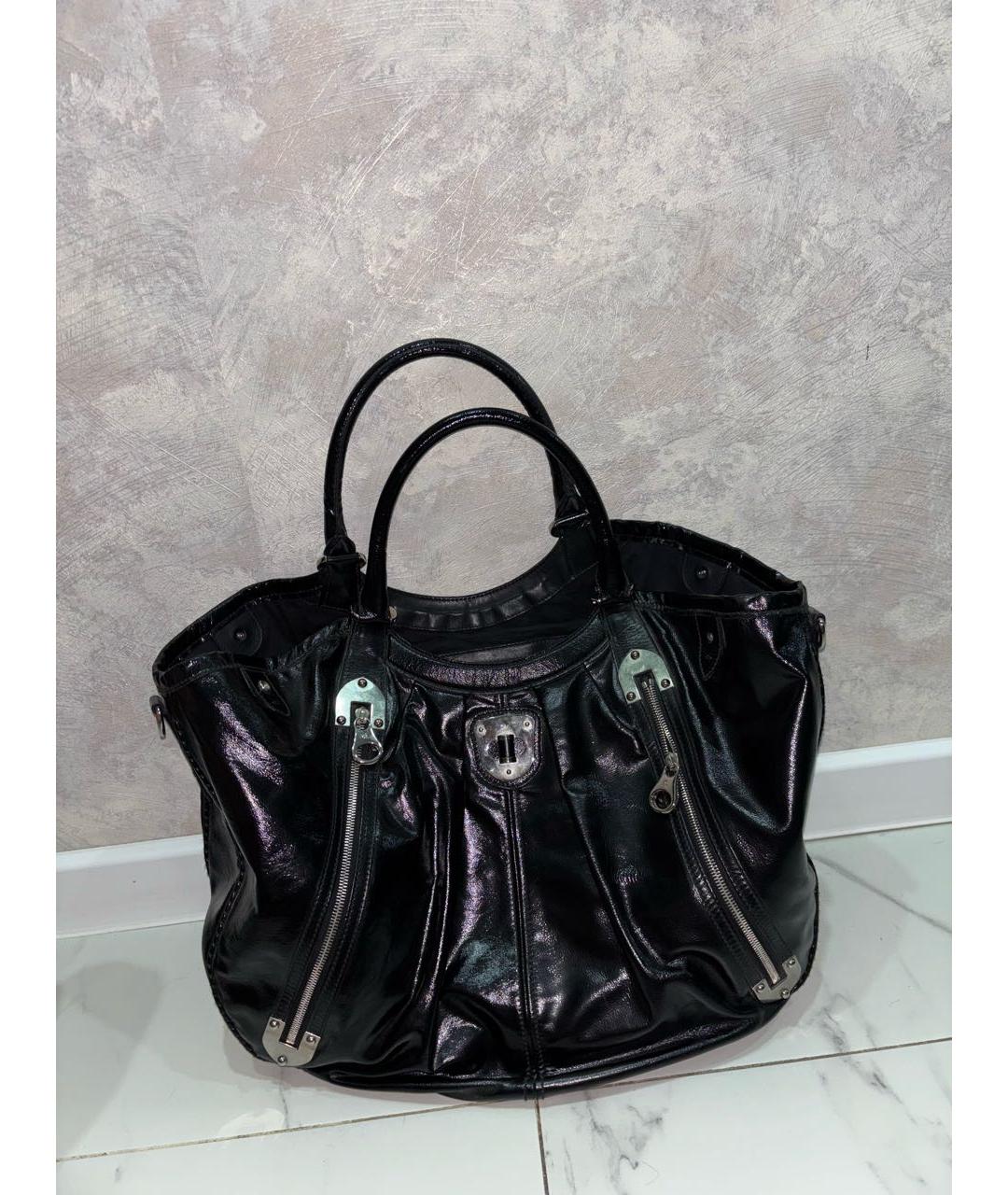 ALEXANDER MCQUEEN Черная сумка тоут из лакированной кожи, фото 9
