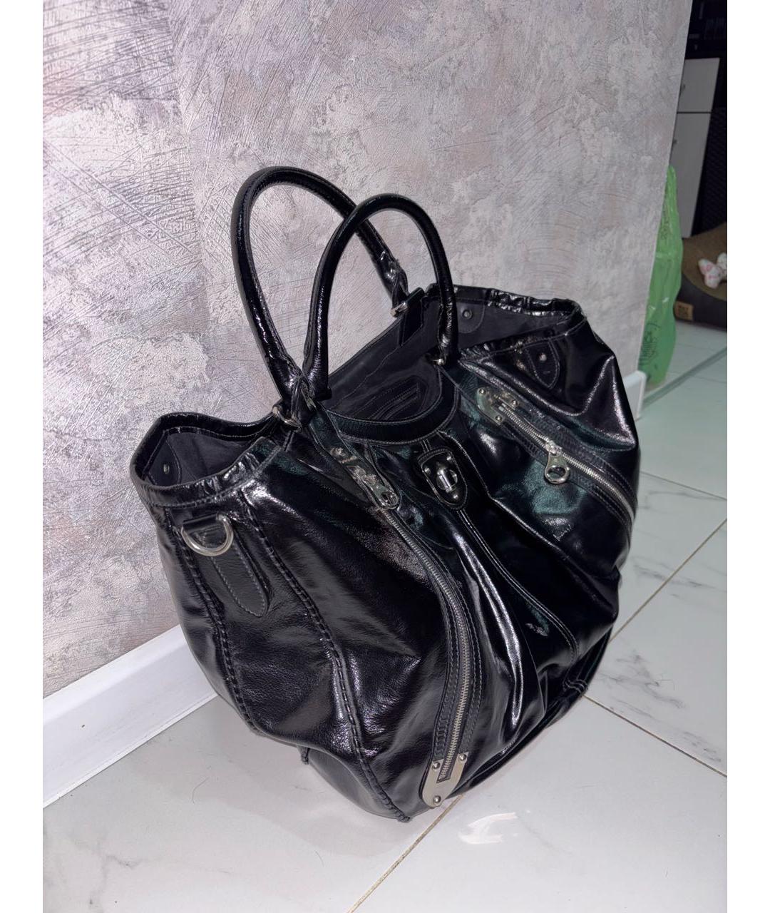 ALEXANDER MCQUEEN Черная сумка тоут из лакированной кожи, фото 2