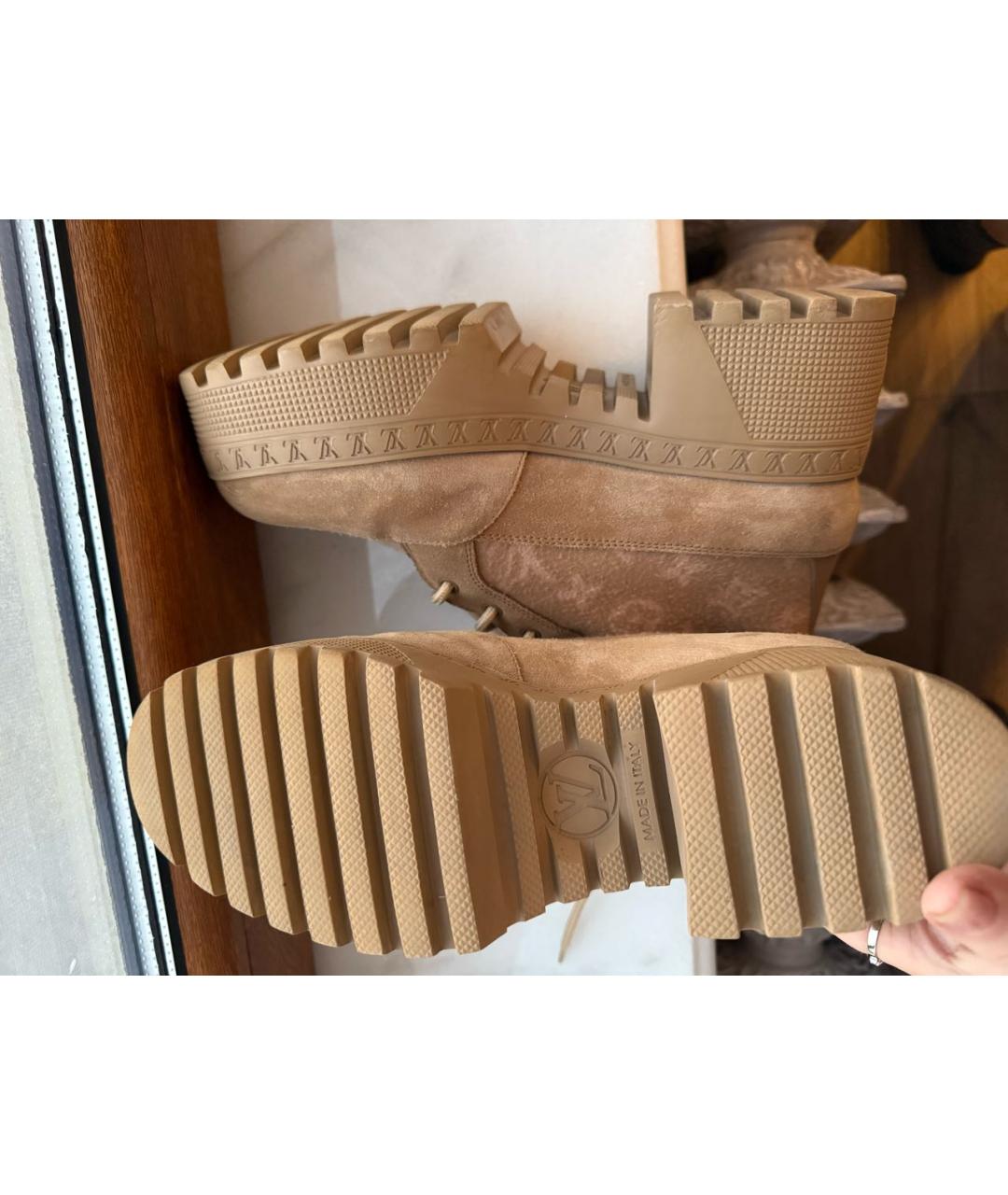LOUIS VUITTON Бежевые замшевые ботинки, фото 7