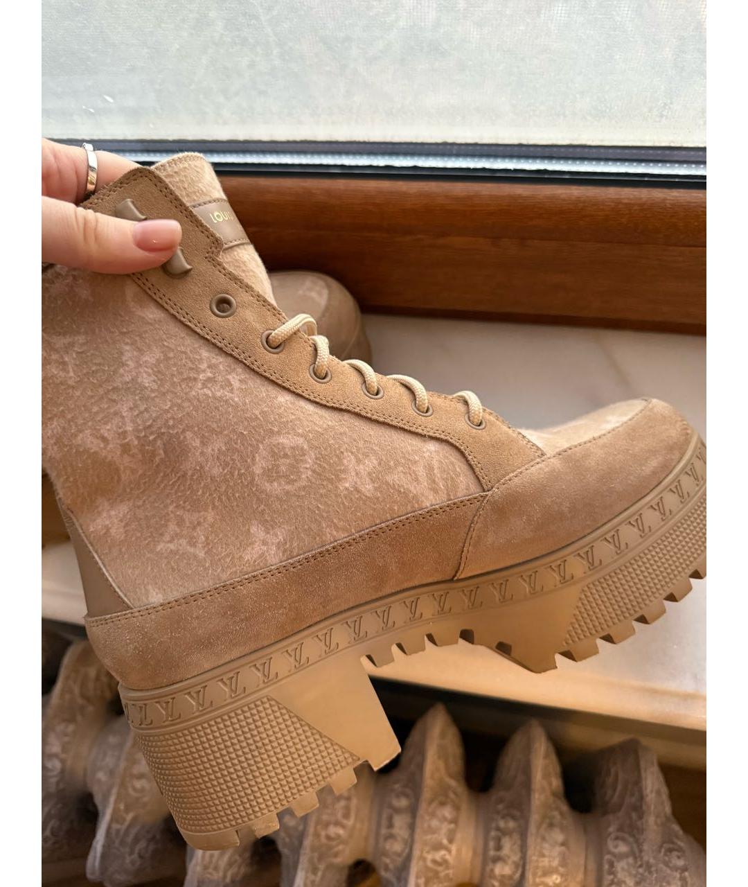 LOUIS VUITTON Бежевые замшевые ботинки, фото 5