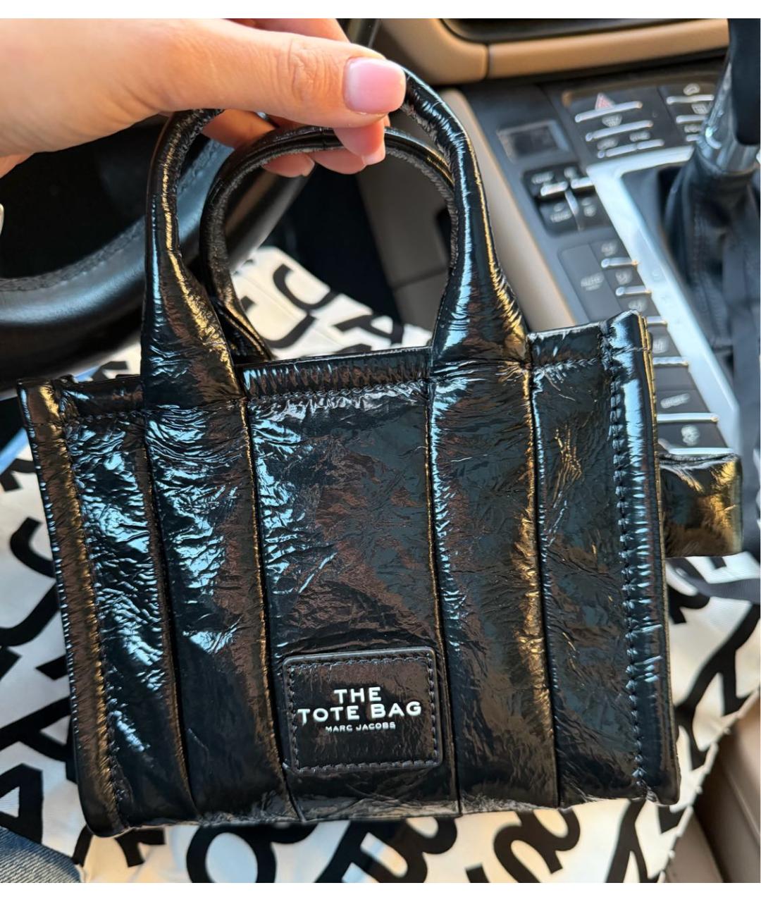 MARC JACOBS Черная сумка через плечо из лакированной кожи, фото 4