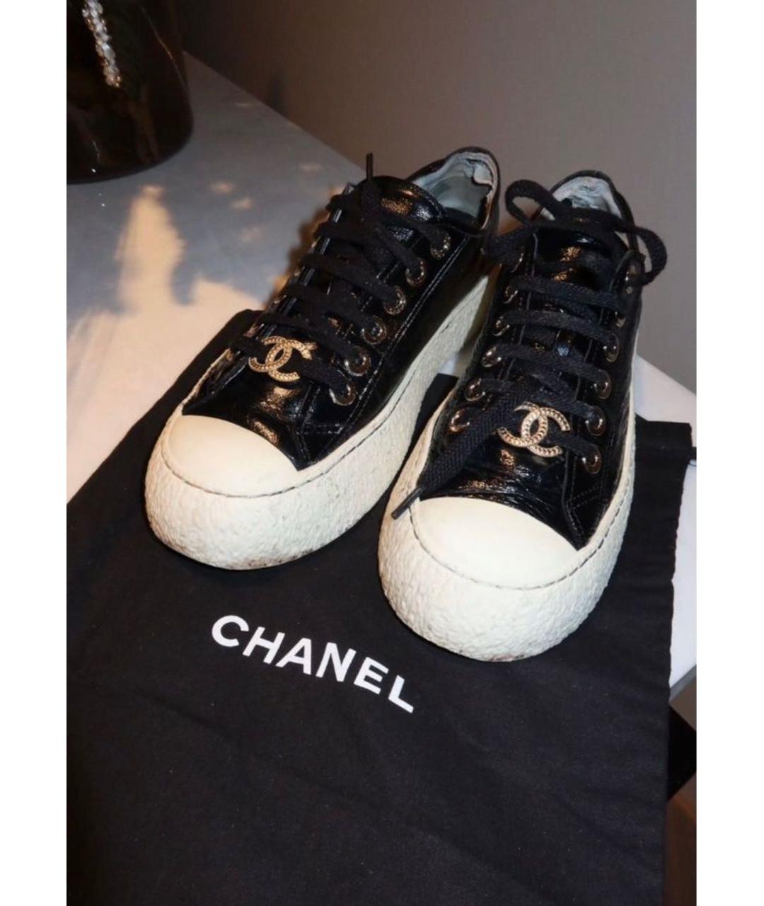 CHANEL Черные кеды из лакированной кожи, фото 2