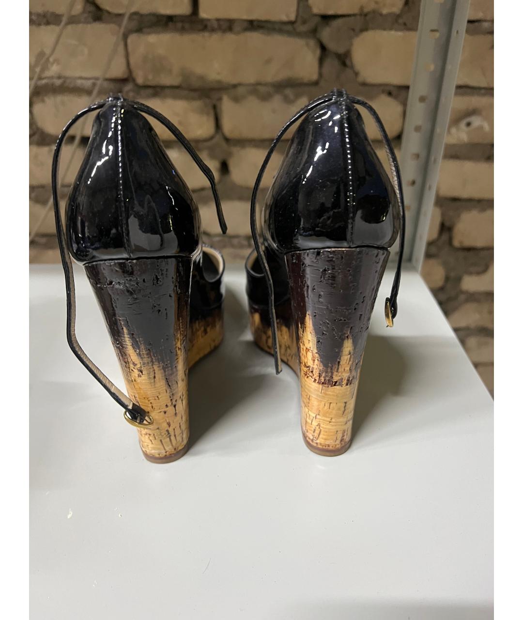 SAINT LAURENT Черные босоножки из лакированной кожи, фото 2