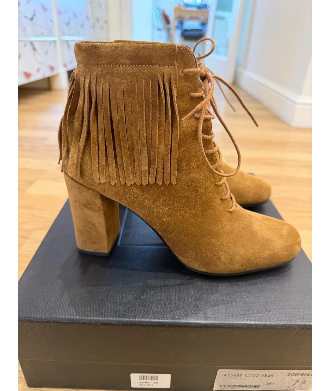 SAINT LAURENT Горчичные замшевые ботильоны, фото 7