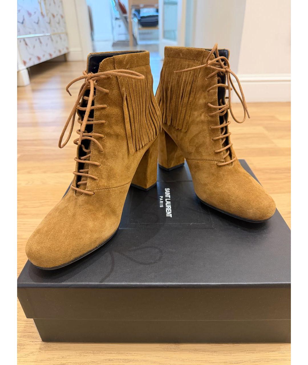 SAINT LAURENT Горчичные замшевые ботильоны, фото 3