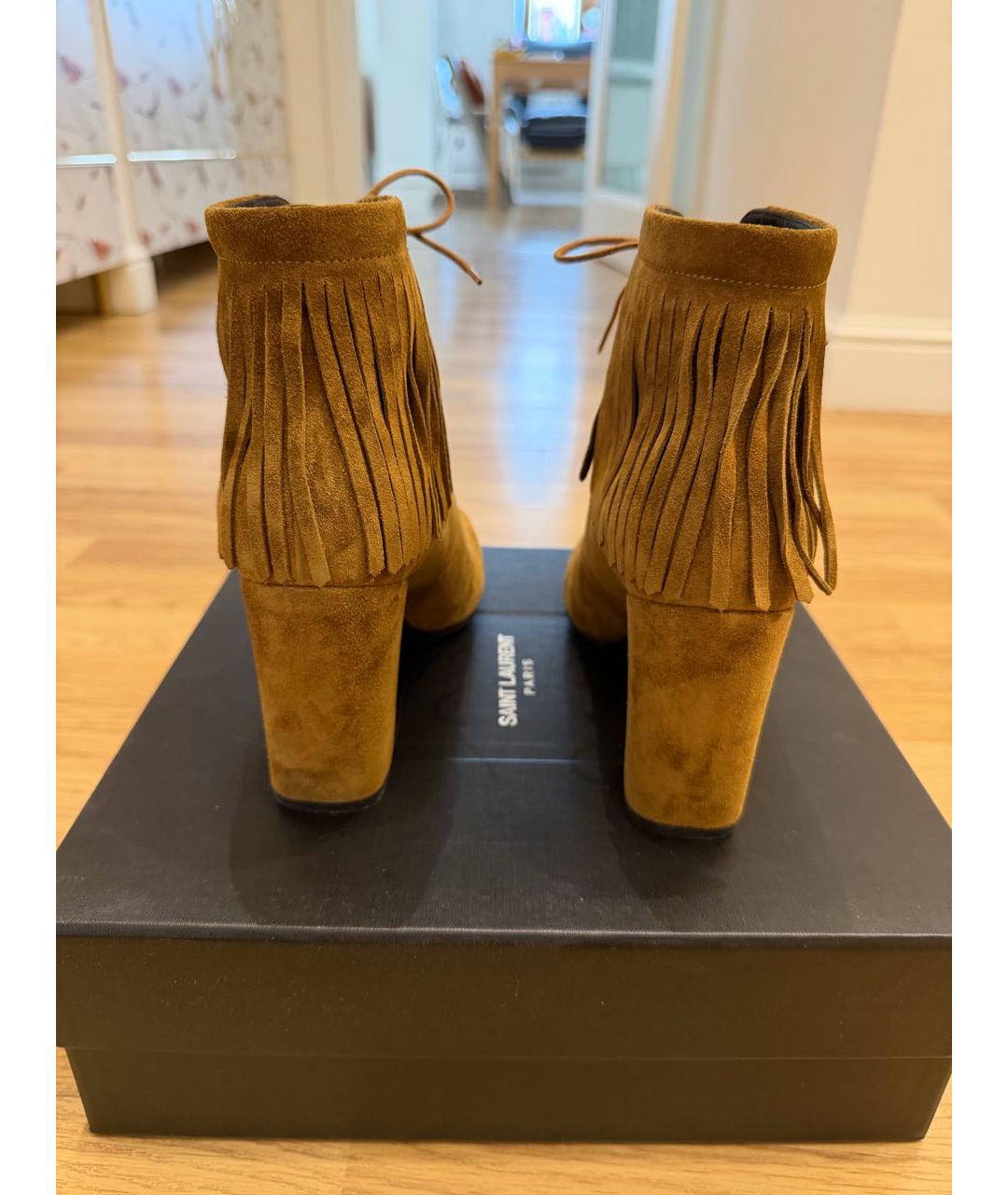 SAINT LAURENT Горчичные замшевые ботильоны, фото 4