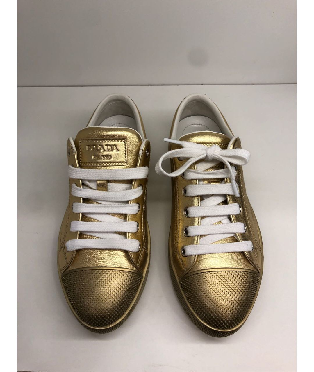 PRADA Золотые кожаные кроссовки, фото 2
