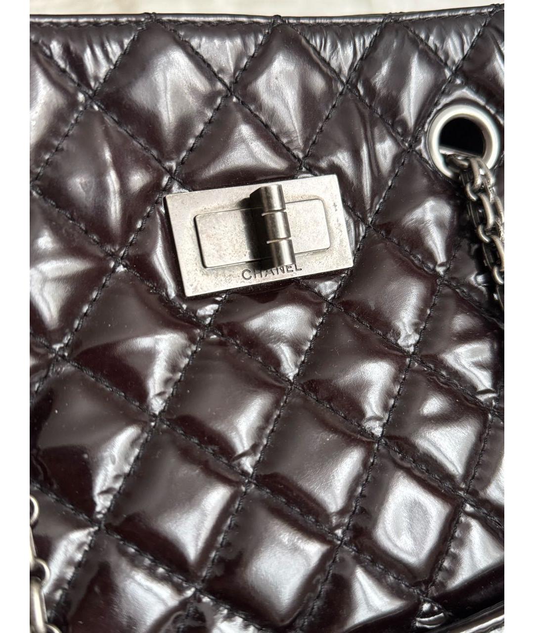 CHANEL Коричневая сумка с короткими ручками из лакированной кожи, фото 3