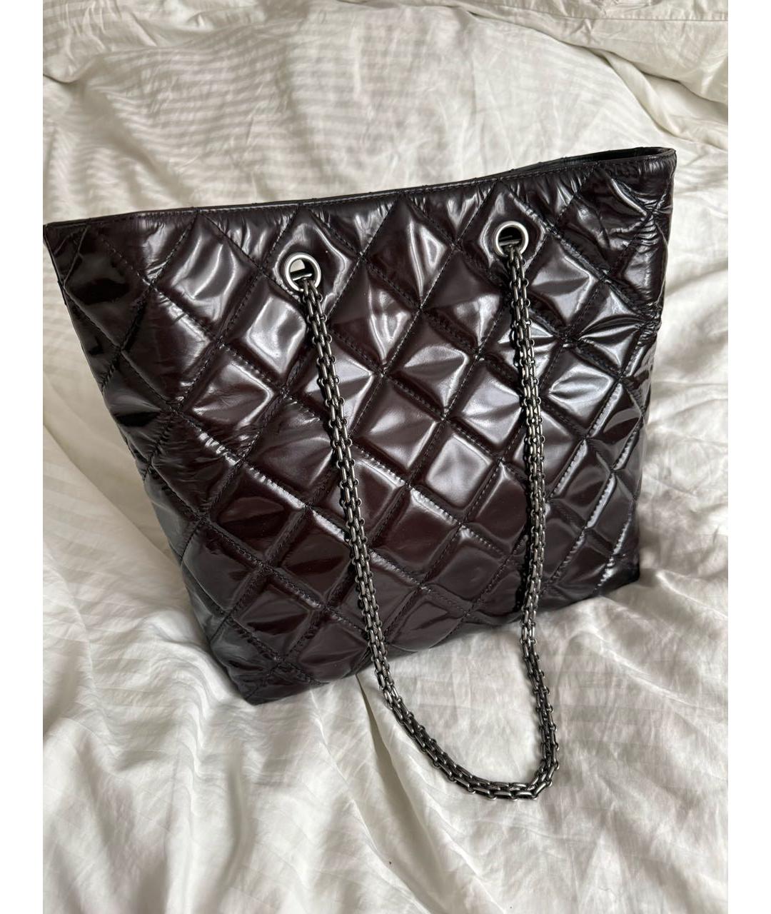 CHANEL Коричневая сумка с короткими ручками из лакированной кожи, фото 2