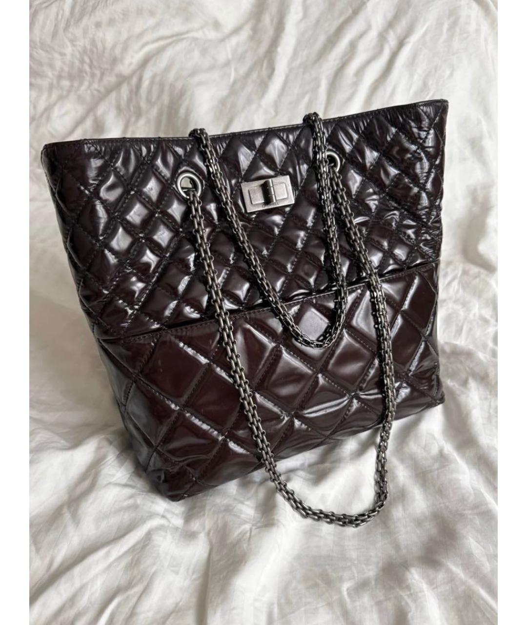 CHANEL Коричневая сумка с короткими ручками из лакированной кожи, фото 6